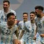 Lionel Messi (10) jubelte mit Torschütze Lautaro Martínez (22)