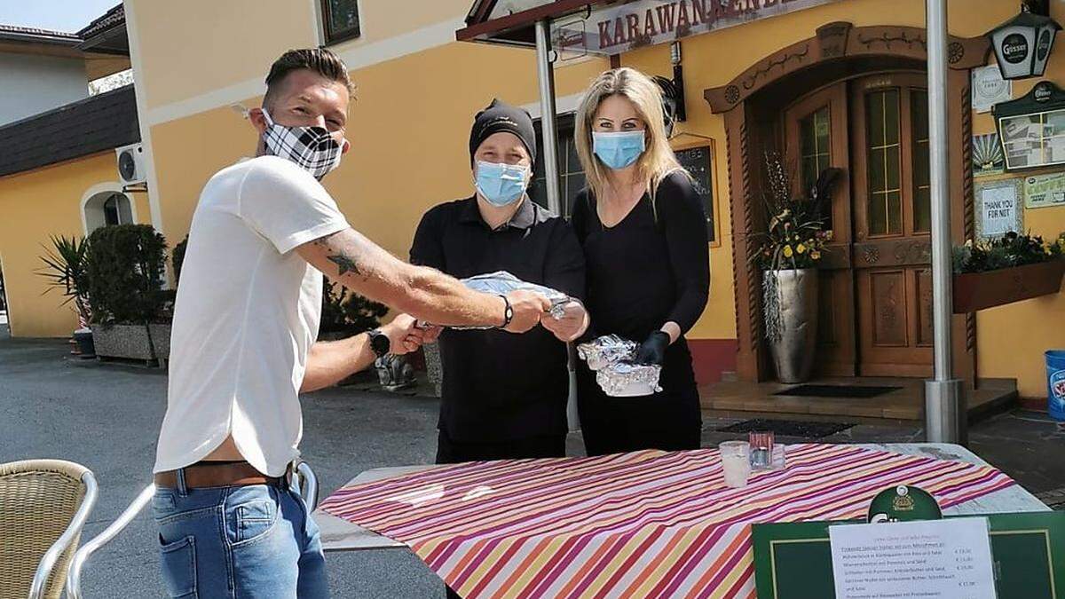 Essenübergabe im Gasthof Karawankenblick auf der Ruhstatt	