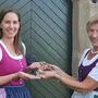 Schlüsselübergabe: Maria Strametz (r.) mit ihrer Nachfolgerin Maria Haring-Weigl