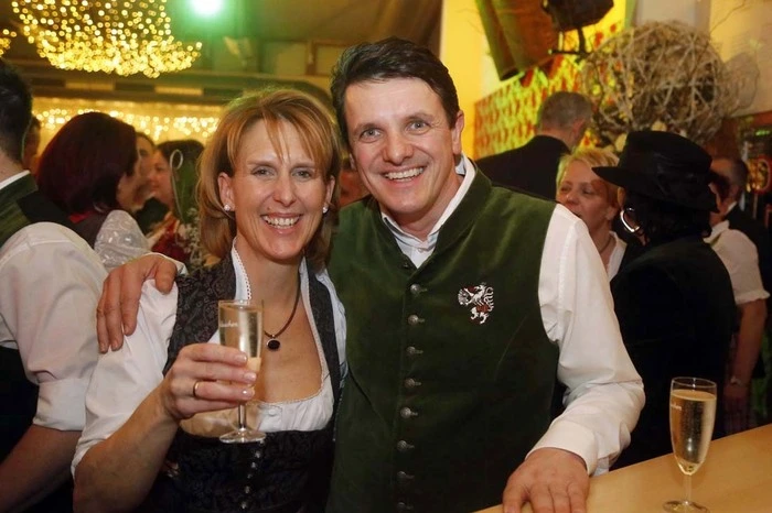 ...unter Präsident Franz Jost und Moderatorin Andrea Sammer den „Opernball in Söchau“
