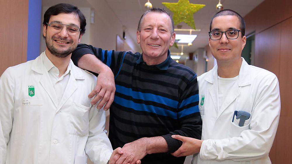 Eine Hand, zwei Schutzengel: Alois Frick traf seine Chirurgen Daryousch Parvizi (links) und David Lumenta ein Jahr später wieder 	 