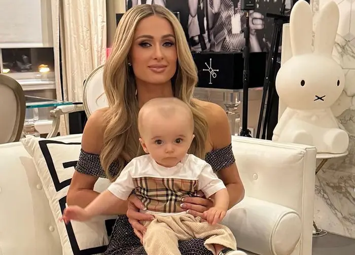 Paris Hilton im Mutterglück 