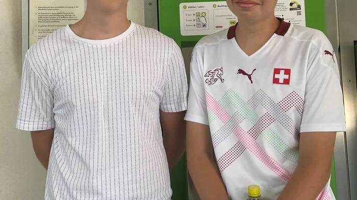 Die Schüler Leon Matzer (17) und Thomas Großhaupt (16) würden das schlechte Image des Grazer Hauptbahnhofs kennen, der unter Jugendlichen auch als „Absturzgebiet" bekannt sei. Negative Erfahrungen haben sie persönlich bisher aber nicht gesammelt.