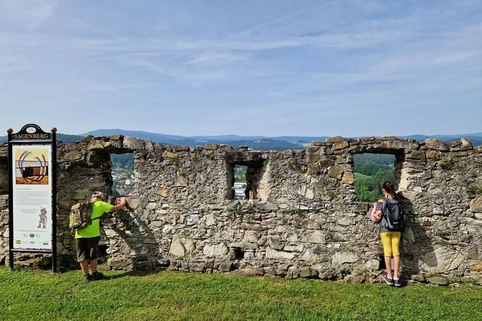 Von der Ruine stehen heute nur noch Mauerreste...