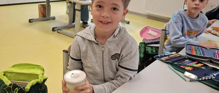 Ein Kind in der Volksschule Leoben-Stadt beim Butter schütteln