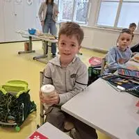 Ein Kind in der Volksschule Leoben-Stadt beim Butter schütteln