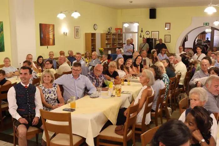 Und heute Samstag wird in der örtlichen Festhalle weitergefeiert. Mit einem Gottesdienst und einem Festzug durch den Ort geht am Sonntag das „5. Löllinger Treffen“ zu Ende.
