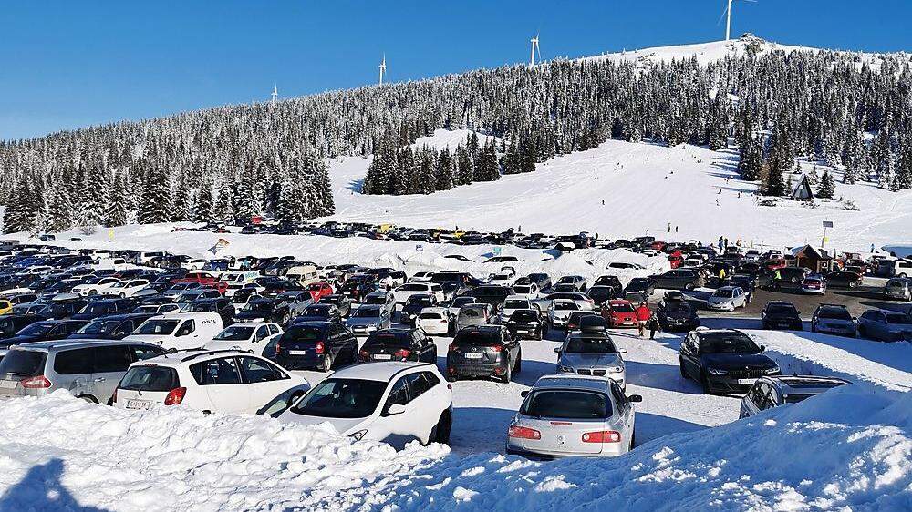 Die Parkplätze in einigen Kärntner Skigebieten sind, wie hier auf der Weinebene, völlig überfüllt