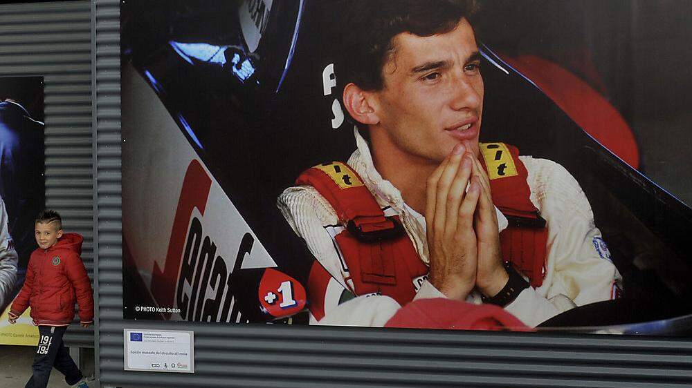 Dieses Poster erinnert in Imola an Ayrton Senna