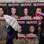 Bilder mit den geschwollenen und blutverschmierten Gesichtern von Angela Merkel, Michelle Obama, Hillary Clinton, Aung San Suu Kyi und Sonia Gandhi sind dieser Tage auf Plakaten in Mailand erschienen