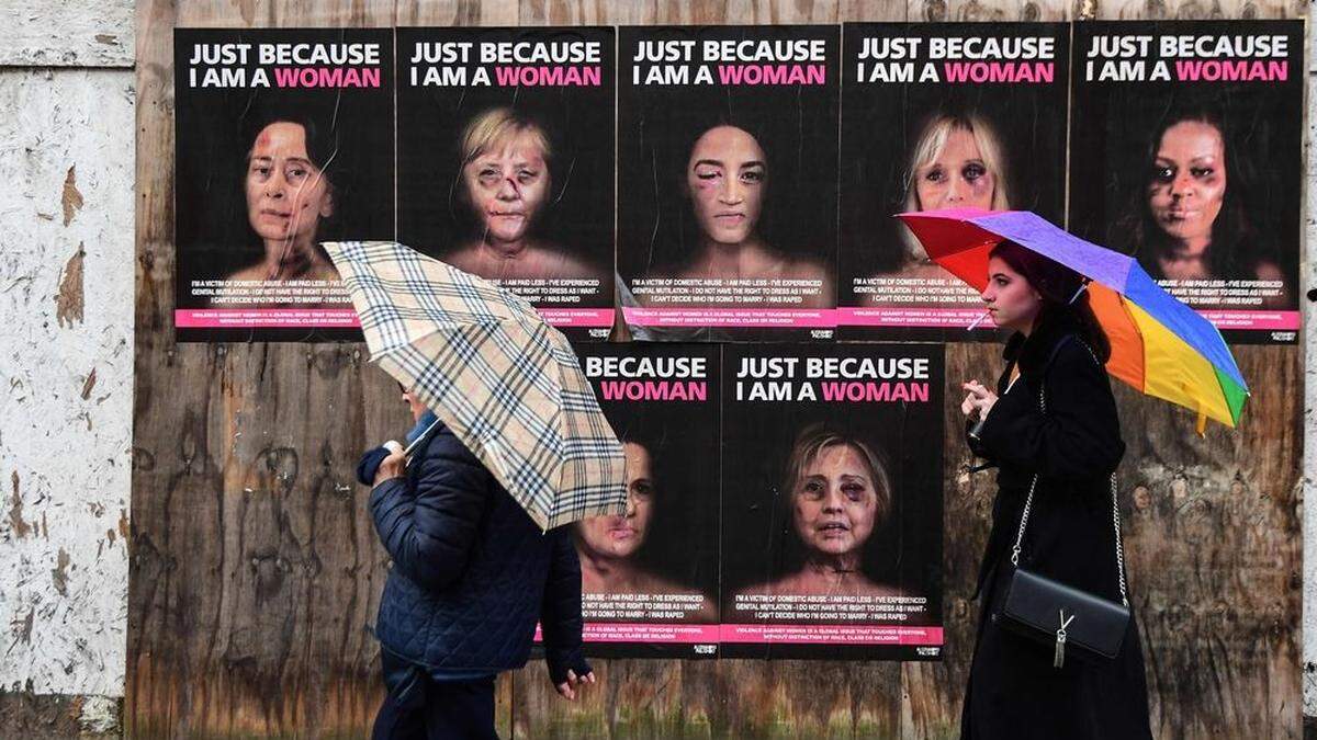 Bilder mit den geschwollenen und blutverschmierten Gesichtern von Angela Merkel, Michelle Obama, Hillary Clinton, Aung San Suu Kyi und Sonia Gandhi sind dieser Tage auf Plakaten in Mailand erschienen