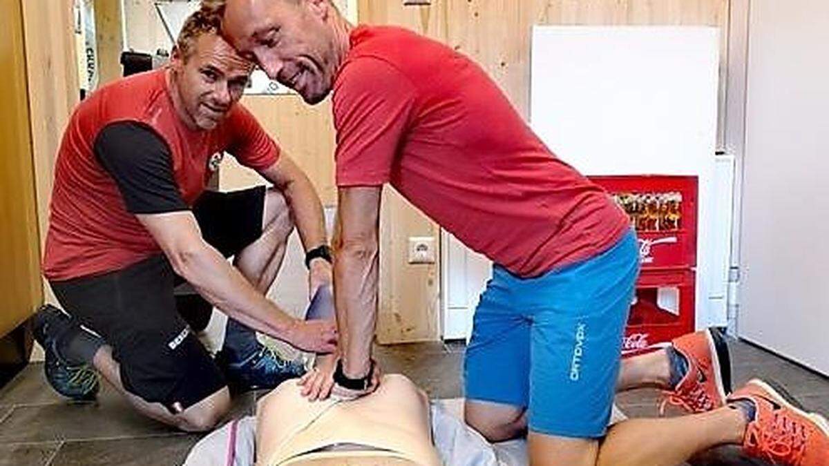 Jürgen Groß bei der Herz-Druckmassage in Lienz