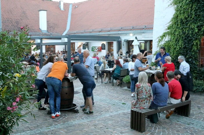 In Scharen hatten sich die Popfans am Samstagabend Richtung Osteria "San Vito" ins ehemalige Bürgerspital der Herzogstadt aufgemacht, ...