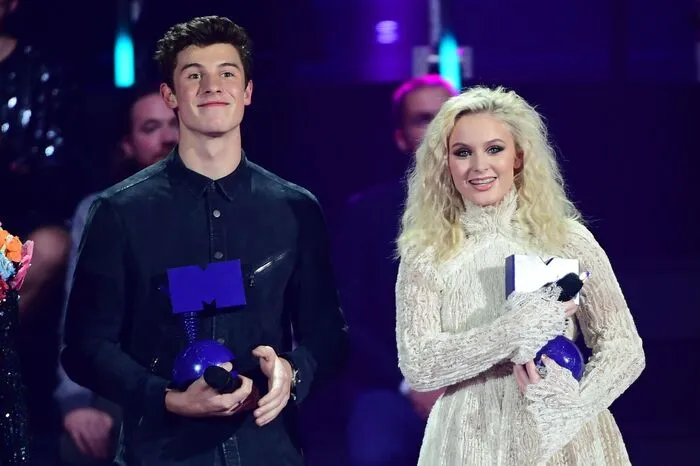 Mendes gemeinsam mit Zara Larsson - die Schwedin gewann die Trophäe in den Kategorien beste neue Künstlerin und Best Worldwide Act.