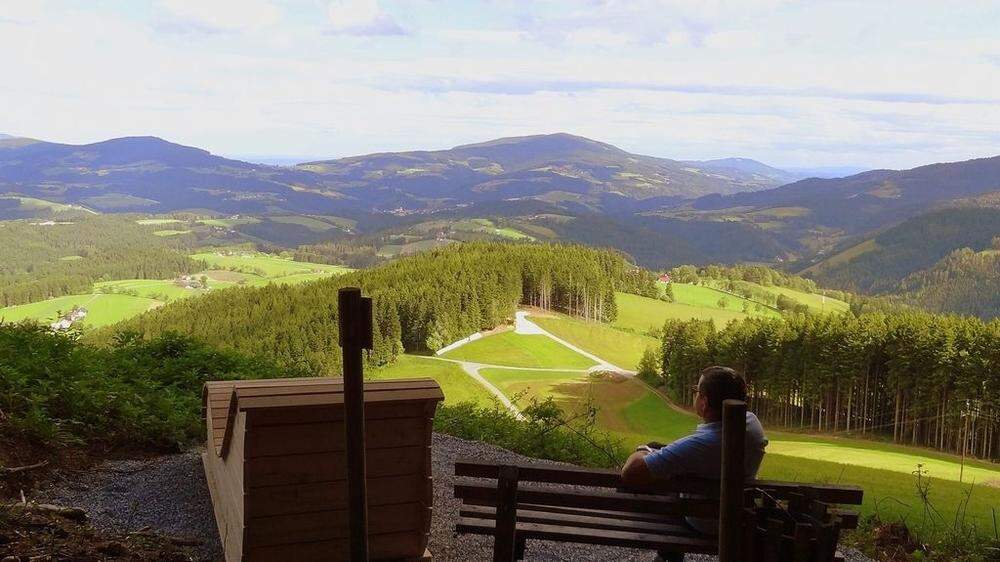 Karl Zodl genießt den schönen Ausblick auf der Panoramaliege