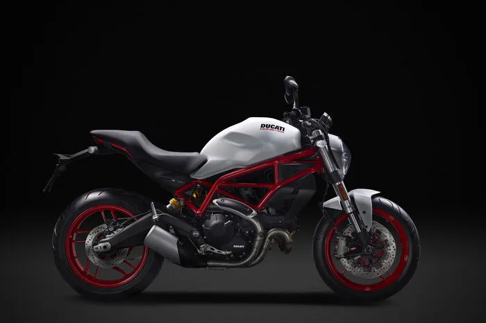 Der 803-ccm-Motor namens Desmodue ist tragend in den Gitterrohrrahmen integriert und präsentiert seine Mechanik im typischen Monster-Look. Die maximale Leistung beträgt 75 PS bei 8250 U/min, eine füllige Drehmomentkurve spannt sich über den gesamten Drehzahlbereich.