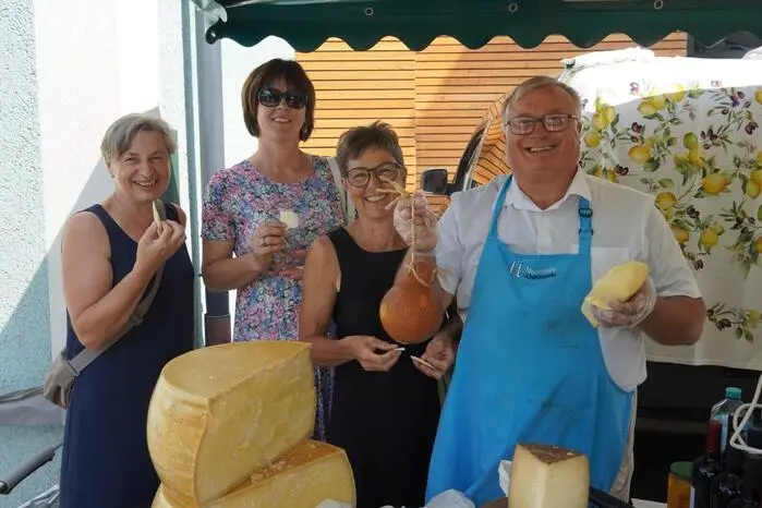 Gerardo Di Regina (rechts) lässt die Besucherinnen Käse verkosten