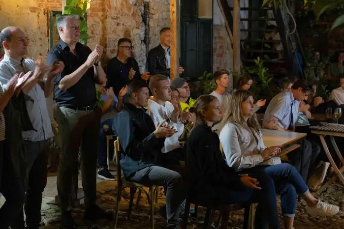 Der Innenhof war gut besucht, die Stimmung herzlich und die Musik ging direkt ins Herz. 