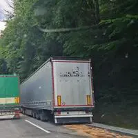 Der Lkw am Foto rechts blieb mit dem Defekt in den Kremser Reihen stehen