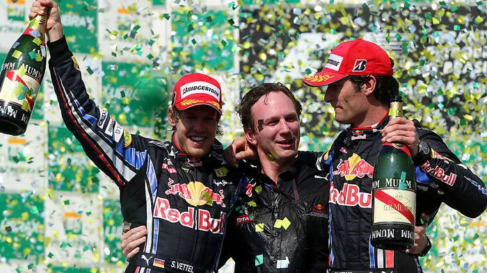 2010: Mit einem Doppelsieg im vorletzten Rennen in Brasilien sicherte sich Red Bull Racing sensationell den ersten Konstrukteurstitel in der Formel 1. Beim Finale in Abu Dhabi legte Sebastian Vettel nach und krönte sich als erster RB-Fahrer zum Weltmeister in der Königsklasse.