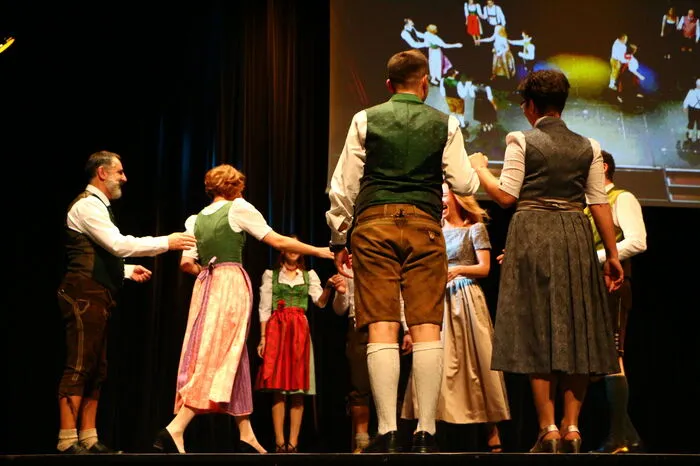 Mit einer steirischen Polonaise tanzte das Organisationsteam des Oststeirerballs in den Abend und begeisterte die Ballgäste.