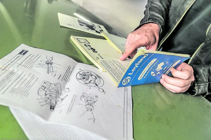 Vor Ort: Bevor es zum Auto geht, lohnt sich ein Blick in die Papiere. Stimmen die Angaben? Existiert ein Serviceheft? Alte Pickerl-Gutachten geben Aufschluss über jährliche Laufleistungen und die Echtheit des Kilometerstands. Alle Zahlen mit dem Inserat vergleichen und auch überprüfen, ob der Inserent der Eigentümer ist. Falls nicht, handelt es sich vielleicht um einen Händler, der die Gewährleistung umgehen will, was streng verboten ist.