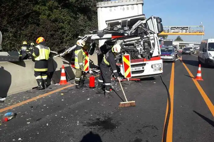 Der Lkw wurde schwer beschädigt.