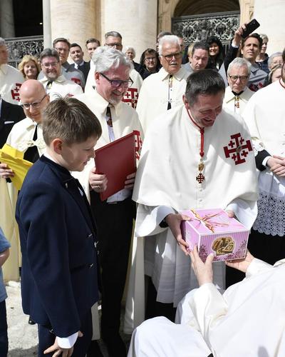Domdekan Peter Allmaier überreichte den Reindling an Papst Franziskus