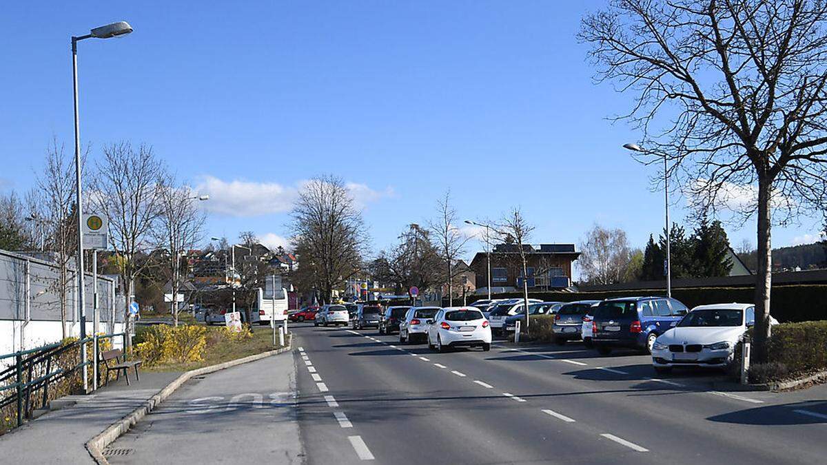 Anstelle der Schrägparkplätze in der Hartberger Straße wird eine zusätzliche Fahrspur eingerichtet