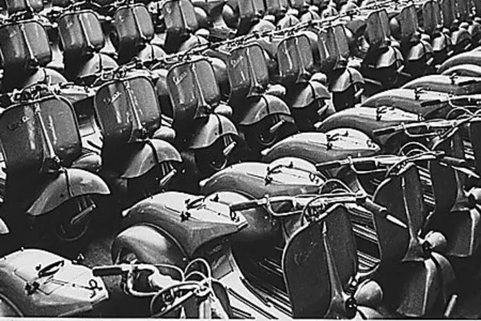 Am 23. April 1946 meldete Piaggio ein "Motorrad mit einem rationalen Komplex aus Funktionseinheiten und Elementen sowie einer Karosserie mit verbundenen Kotblechen und einer Abdeckung sämtlicher mechanischer Teile" zum Patent an. Kurz darauf wurde die Vespa der Öffentlichkeit vorgestellt und rief stark gemischte Reaktionen hervor. Enrico Piaggio besaß jedoch genug Mut, um eine Massenfabrikation der ersten Vespa mit 98cm³ zu starten. Sie erreichte mit nur 3,2 PS eine Geschwindigkeit von 60 km/h. 1947 schaffte der Roller stückzahlenmäßig den Durchbruch.