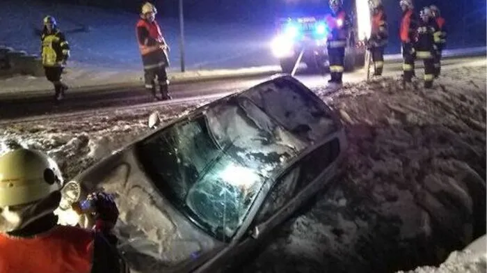 Die Feuerwehren Lichendorf und St. Stefan im Rosental bargen das Unfallfahrzeug im Hirschmanngraben 
