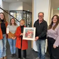 Gewinnerin Christine Maslo mit Künstler Georg Brandner sowie Klara Erregger, Maria Taxacher und Vanessa Gruber von der Kleinen Zeitung
