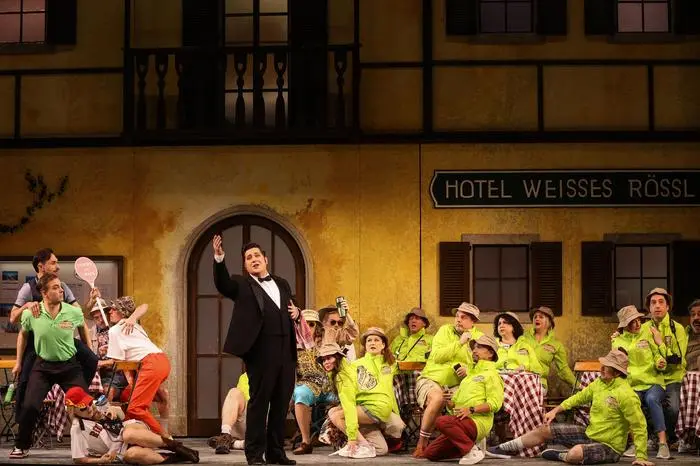 ABD0012_20241205 - WIEN - ÖSTERREICH: ++ HANDOUT ++ Jakob Semotan (Leopold Brandmeyer, Zahlkellner) und der Chor der Volksoper Wien während einer Fotoprobe der Operette 