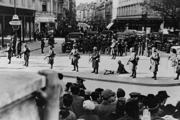Die Stadt der Volkserhebung zur Zeit der Nazis. "Dein Graz ist ein Streifzug durch die Fülle der Stadt, beginnend in den ehemaligen Vororten – ohne Peripherie kein Zentrum –, und nähert sich über die Vorstädte der namensgebenden Kernstadt."