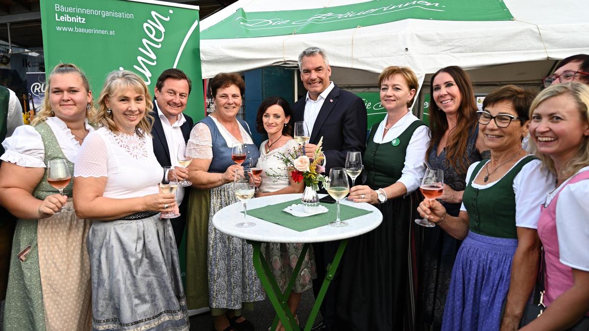 Bundeskanzler Karl Nehammer machte bei seinem Besuch in Leibnitz einen Abstecher zur Weinwoche