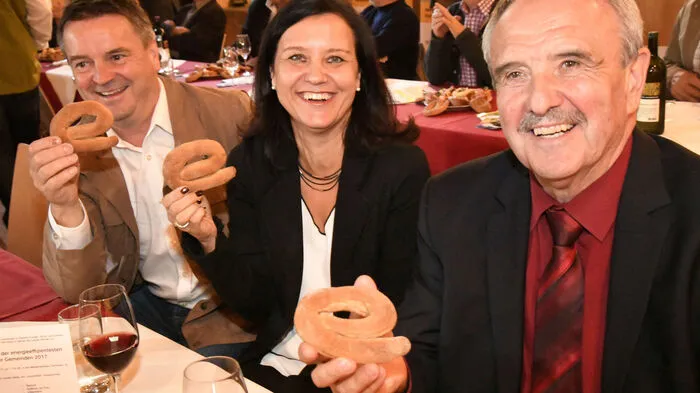 Auch Bürgermeister Valentin Blaschitz zeigte mit seinem Team Energieeffizienz, symbolisch mit einem gebackenen E.