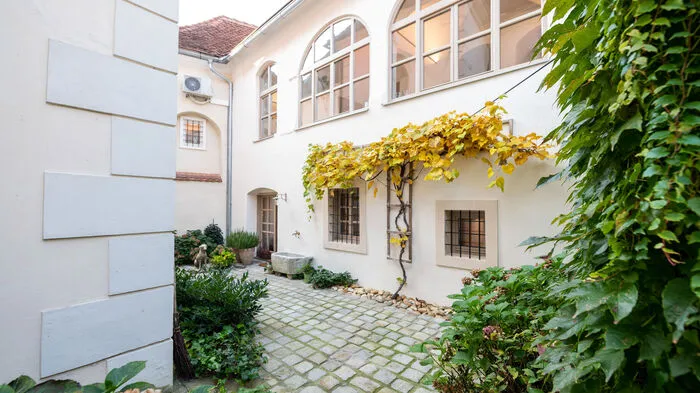 Ehemaliges Benefiziatenhaus Bad Radkersburg: Das Bürgerhaus entstand im mittelalterlichen 15. Jahrhundert und diente zur Unterbringung von Priestern. Erst später, als das Benefiziatenhaus seinen ursprünglichen Zweck verlor, wurde es in zwei Bürgerhäuser geteilt.