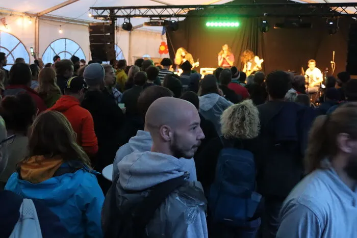 Zuvor drängten sich die Gäste ins Festzelt zu dem dicht gedrängten Programm der einzelnen Bands.
