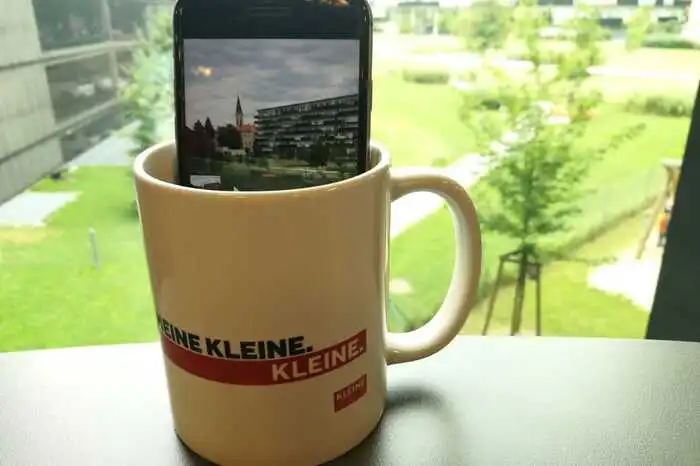 Das wackelige Anlehnen an Gegenstände oder Aufbauen filigraner Halterungen als Ersatzstativ für Selbstauslöserfotos entfällt, wenn man ein Kaffeehäferl verwendet. Auch das Halten der Bewegungslinie bei Panoramaaufnahmen wird ruckelfrei: einfach am Häferlhenkel weiterdrehen.