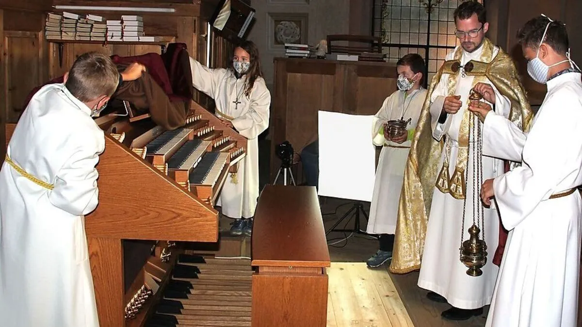Pfarrer Andreas Monschein gibt der Orgel den Segen