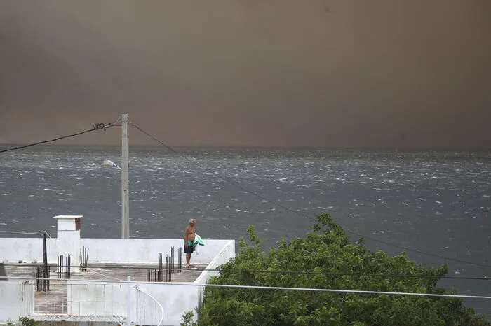 Dicke Rauchwolken erreichen das rund 40 Kilometer östlich gelegene Athen.