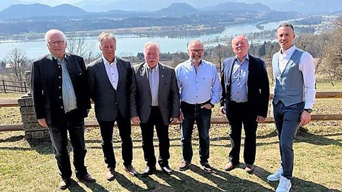 Für ihre 60-jährige Mitgliedschaft bedankten sich Obmann Alexander Luschnig und ASKÖ-Kärnten-Präsident Anton Leikam (links) bei Dietmar Schäfermeier, Lambert Janesch, Hermann Rutter und Josef Luschnig