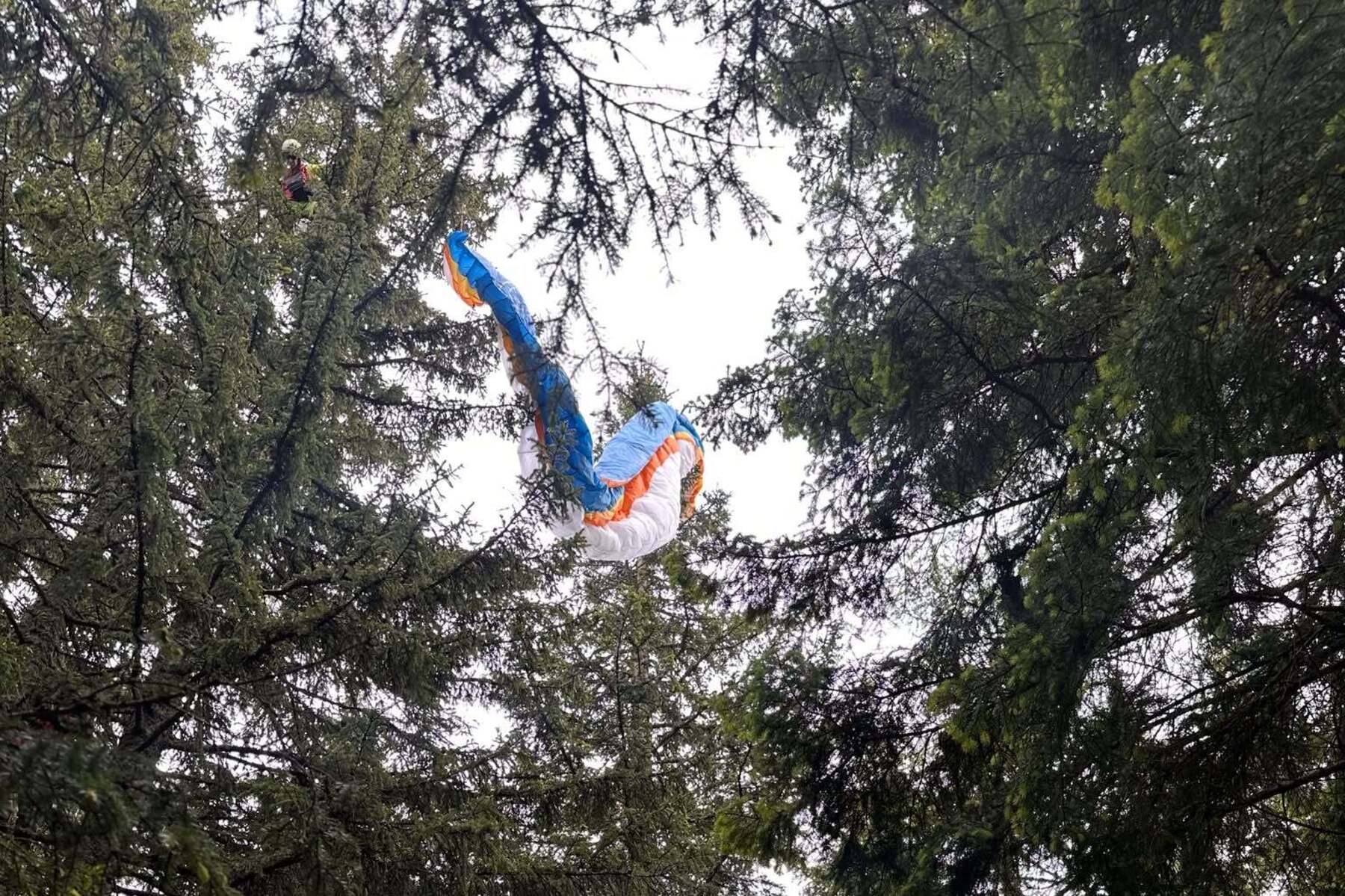 Weiz: Paragleiter stürzte aus 150 Metern ab und blieb in Bau