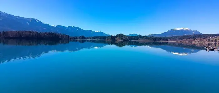 Der Faaker See schimmert türkisblau. Er gehörte früher dem Onkel von Ludwig Wittgenstein
