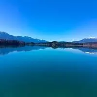 Der Faaker See schimmert türkisblau. Er gehörte früher dem Onkel von Ludwig Wittgenstein