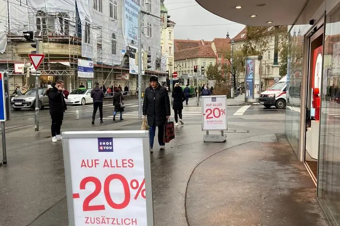 Besonders auffällig: In gut jedem zweiten Geschäft heißt es "Sale, Sonderangebote, Rabatte".