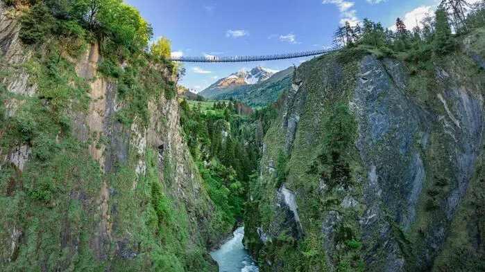 Eine Hängebrücke über einem Fluss