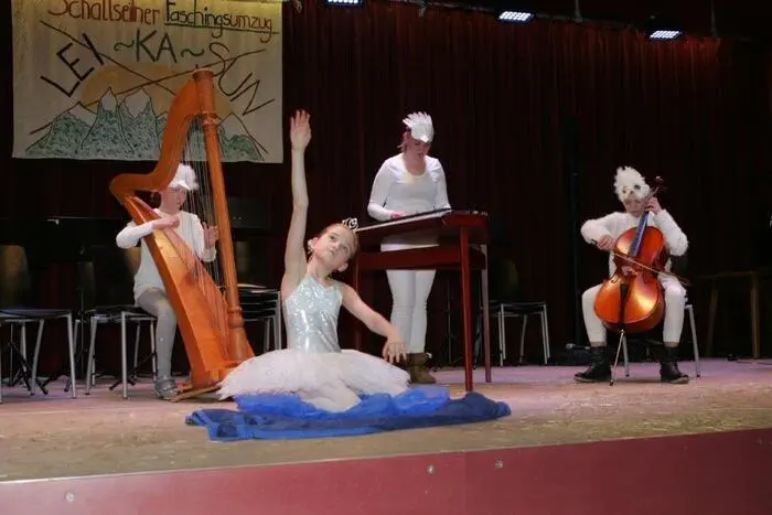 An der Harfe Sophia Kreiner, Schwan Julia Kreiner, am Hackbrett Sandra Fuchs und am Cello Katharina Breschan. 