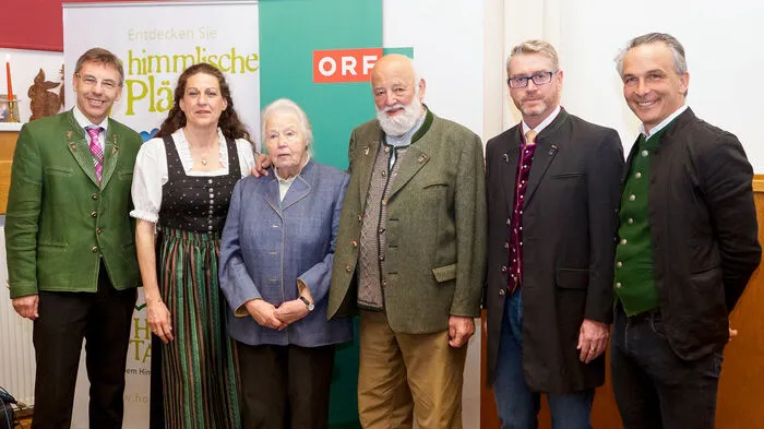 Sepp Forcher besuchte die Niederen Tauern der Steiermark und geht auf die Schönheit der Landschaft und die Sehenswürdigkeiten ein, wie etwa die Stollen des Magnesitbergbaus und die Kirche St. Oswald.