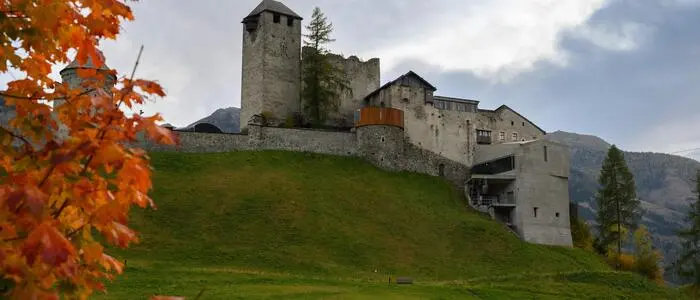 Eine Burg auf einem Hügel